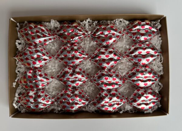 16 Milk Chocolate Foil Wrapped Lips - Image 5