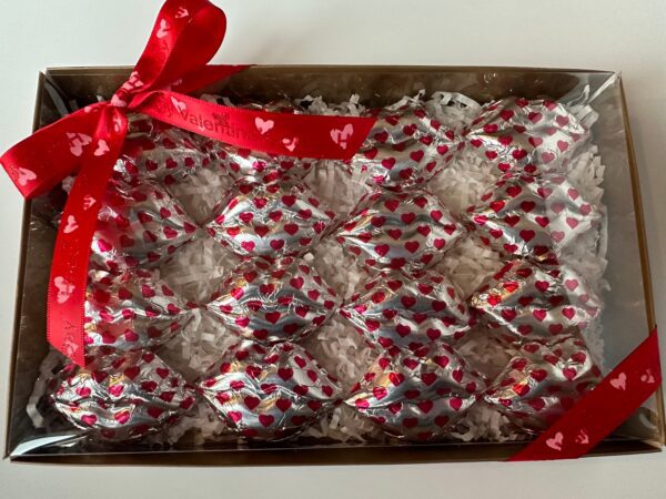 16 Milk Chocolate Foil Wrapped Lips - Image 3