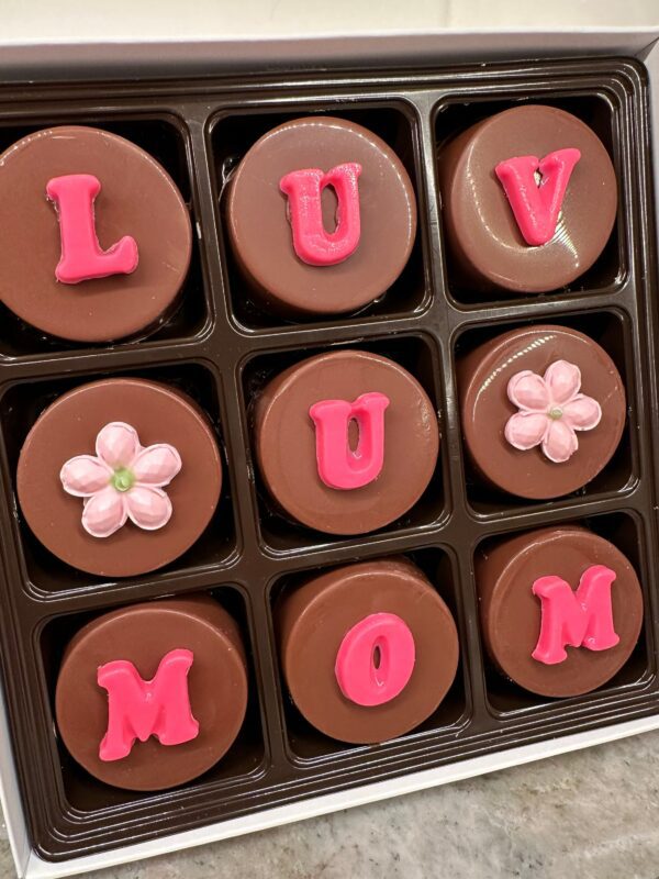 9 Piece Chocolate Covered Oreo “LUV U MOM” Gift Box Set For Mother’s Day/Birthday - Image 4