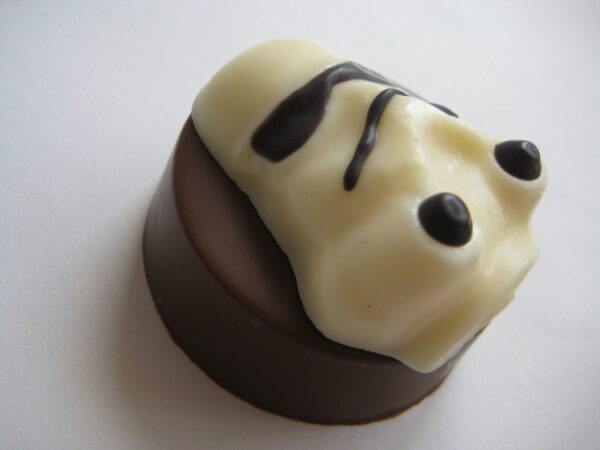 12-Star Wars Themed Chocolate Covered Oreo Favors For Birthday Party - Image 4