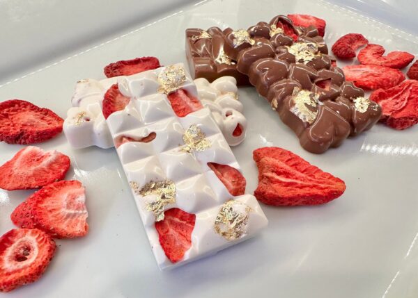 10 Strawberry & Gold Chocolate Bars/Freezed Dried Strawberries/Gold Flakes/Strawberry Chocolate/Strawberries and cream