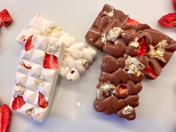 10 Strawberry & Gold Chocolate Bars/Freezed Dried Strawberries/Gold Flakes/Strawberry Chocolate/Strawberries and cream - Image 2